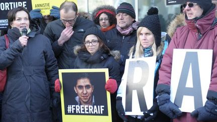 L'épouse de Raïf Badawi brandit un portrait de son époux, lors d'une manifestation pour sa libération à Montréal, en janvier 2015. (AFP / Clément Sabournin)