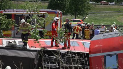 Des pompiers et des secouristes après le déraillement d'un train à Burgrain (Bavière), dans le sud de l'Allemagne, le 3 juin 2022. (NETWORK PICTURES / AFP)