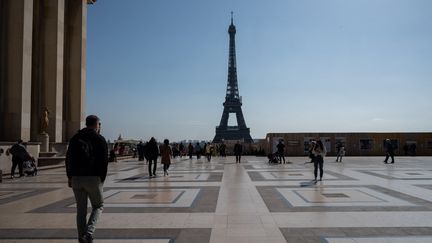 La tour Eiffel vue depuis l'esplanade du Trocadéro, le 21 mars 2022, à Paris. (RICCARDO MILANI / HANS LUCAS / AFP)