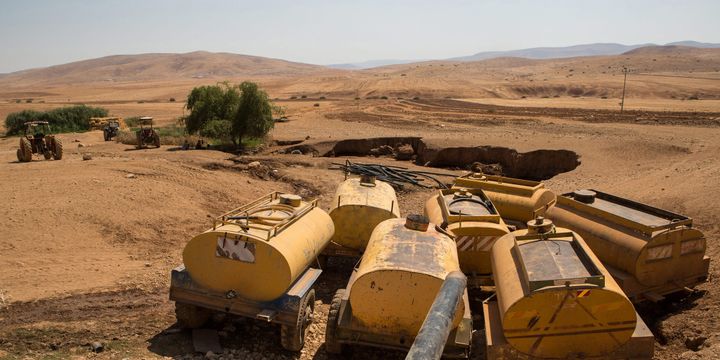 Al-Hadidiya (zone C), village bédouin de 112 personnes (14 familles), Palestine, juillet 2015. Leurs puits sont à sec car les Israéliens en ont construit de plus profonds. En Zone C, les Palestiniens n’ont pas le droit de creuser de puits sans l’autorisation d’Israël, qu’ils n’obtiennent presque jamais. Ici, un puits israélien : l’eau est polluée et n’est utilisée que pour les animaux ; les Palestiniens n’y ont pas accès. Certaines familles sont endettées à cause du prix exorbitant de l’eau. Les tentes de la communauté sont aussi régulièrement détruites par l’armée israélienne.
 (Laurence Geai / Sipa Press)