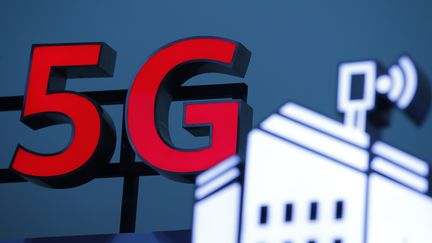 Le logo 5G pendant le 10e forum mondial sur le haut débit mobile à Zurich (Suisse). (STEFAN WERMUTH / AFP)