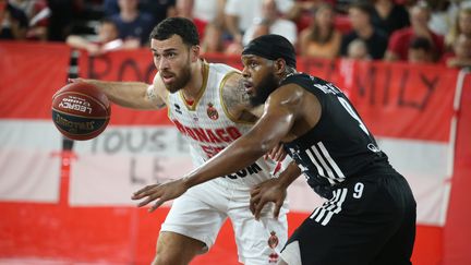 Mike James face au Villeurbannais Marcos Knight, le 20 juin 2022. (SERGE HAOUZI   / MAXPPP)