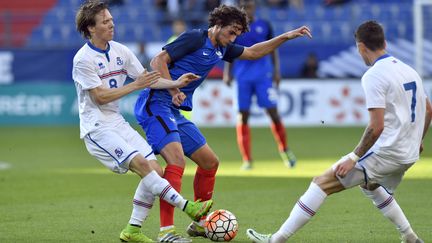 Adrien Rabiot aux prises avec les Islandais Aegisson et Jonsson (ST?PHANE GEUFROI / MAXPPP)