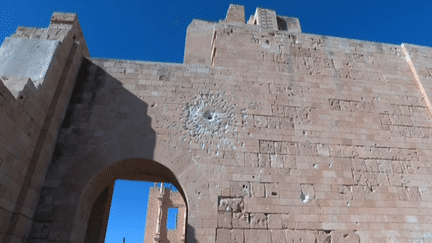 En 2017, la cité antique de Sabratha a été le théâtre de violents combats. Le site en porte encore les stigmates.
 (France 2 / Culturebox)