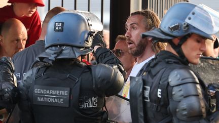 Des&nbsp;gendarmes face à des supporters avant la finale de la Ligue des champions au Stade de France (Seine-Saint-Denis), le 28&nbsp;mai 2022. (THOMAS COEX / AFP)