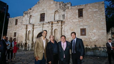 George P. Bush, commissaire général du Texas, Phil Collins, Leslie Greif, producteur exécutif, et Bill Paxton assistent à l'événement "Texas Honors" pour célébrer la nouvelle minisérie épique HISTORY "Texas Rising" à l'Alamo le 18 mai 2015 à San Antonio, Texas. (RICK KERN / GETTY IMAGES NORTH AMERICA VIA AFP)