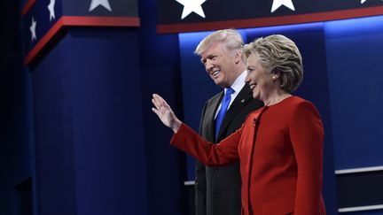 Donald Trump et Hillary Clinton, candidats à la Maison Blanche, lors de leur premier débat en vue de l'élection présidentielle, à Hempstead (Etat de New York, Etats-Unis), le 26 septembre 2016. (MANDEL NGAN / AFP)