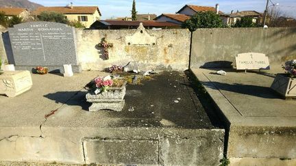 Les allées du cimetière d'Andancette, vandalisé pendant le week-end. (FRÉDÉRIC CHENEVIER)