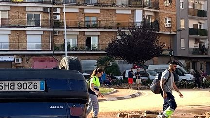 🇪🇸 Près de Valence, les rues sont méconnaissables quelques heures après d'exceptionnelles inondations.

Voitures enchevêtrées, arbres arrachés, rues recouvertes de boues... C'est dans ce décor que les habitants doivent se déplacer à pied, que ce soit pour aller faire des courses ou pour commencer le long travail de nettoyage.