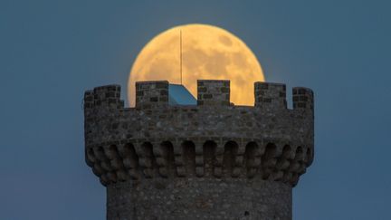 La&nbsp;tour&nbsp;fortifiée&nbsp;de Santo Stefano di Sessanio (Italie) a comme avalé la "super lune". (LORENZO DI COLA / NURPHOTO / AFP)