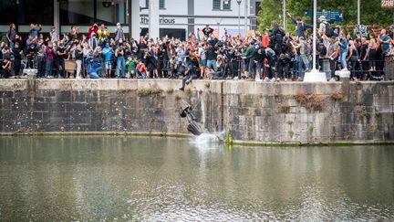 La statue d'Edward Colston jetée à l'eau par des manifestants le 7 juin 2020, à Bristol au Royaume-Uni. (SOCIAL MEDIA / REUTERS)