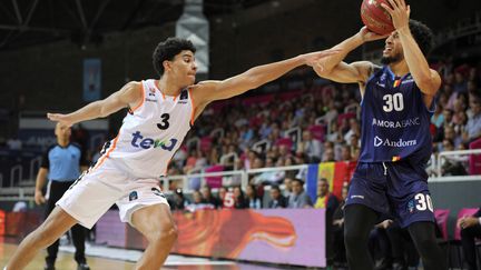 Killian Hayes, ici en défense sur Jeremy Senglin, a été drafté en NBA cette nuit. (FERNANDO GALINDO / EFE)