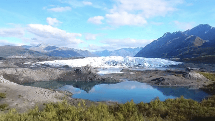 Joe Biden n'a pas tenu sa promesse de campagne de ne plus autoriser de forages sur le territoire américain. Le président américain a donné son feu vert pour un grand projet pétrolier dans le nord-est de l'Alaska, qui s'annonce dévastateur pour le climat et les animaux qui peuplent cette région sauvage.