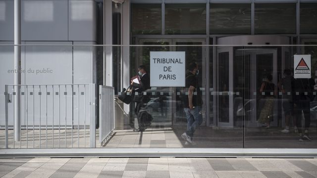 Des personnes devant le tribunal&nbsp;judiciaire de Paris, le 15 juin 2021.&nbsp; (MAGALI COHEN / HANS LUCAS / AFP)