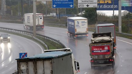 Des poids-lourds manifestent sur l'A35 contre le projet de taxe "R-Pass", le 7 octobre 2024 à Strasbourg (Bas-Rhin). (FREDERICK FLORIN / AFP)