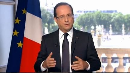 Capture d'&eacute;cran.&nbsp;Le pr&eacute;sident de la R&eacute;publique Fran&ccedil;ois Hollande face &agrave; deux journalistes de TF1 et de France 2 r&eacute;agit &agrave; l'annonce de la structuration de PSA Peugeot Citro&euml;n. samedi 14 juillet 2012 (FTVI / FRANCE TELEVISIONS)