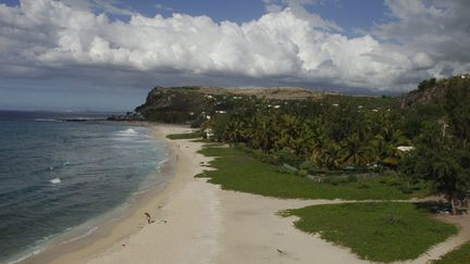 &nbsp; (La plage de Boucan Canot accueille de nouveaux des surfeurs © MaxPPP)