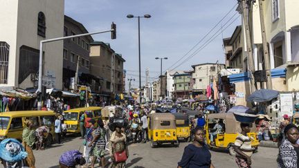 Dans les rues de Lagos, la capitale économique du Nigeria, à proximité du marché de Balogun (STEFAN HEUNIS / AFP)