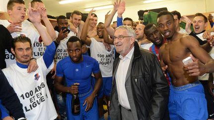 Jean Fran&ccedil;ois Fortin, le pr&eacute;sident du Stade Malherbe Caen,&nbsp;au milieu de ses joueurs, &agrave; Caen, le 13 mai 2014. (MAXPPP)