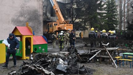 Les débris de l'hélicoptère qui s'est écrasé à Brovary, en banlieue de Kiev (Ukraine), le 18 janvier 2023. (SERGEI SUPINSKY / AFP)