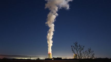 Les deux réacteurs de la centrale nucléaire de Golfech (Tarn-et-Garonne), le 3 janvier 2023. (CHARLY TRIBALLEAU / AFP)