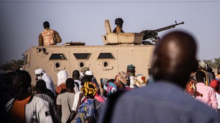 Véhicule militaire&nbsp;aperçu à un&nbsp;rassemblement du président sortant du Burkina Faso, Roch Marc Christian Kaboré, à Dori, le 10 novembre 2020. (OLYMPIA DE MAISMONT / AFP)