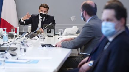 Emmanuel Macron&nbsp;lors d'une réunion sur la production du vaccin contre le Covid-19 au Palais de l'Elysée, le 2 février 2021. Photo d'illustration. (IAN LANGSDON / POOL / AFP)