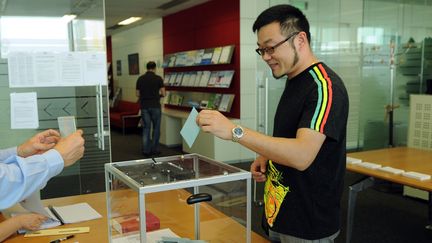 Un Fran&ccedil;ais de Shangai vote pour le premier tour de l'&eacute;lection pr&eacute;sidentielle, le 22 avril 2012. (PETER PARKS / AFP)