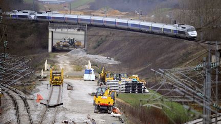 Un TGV passe au-dessus du chantier de la ligne &agrave; grande vitesse Bretagne-Pays de Loire, le 1er f&eacute;vrier 2015, pr&egrave;s de Connerr&eacute; (Sarthe). (JEAN-FRANÇOIS MONIER / AFP)