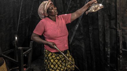 Prisca Akoth, 51 ans, vend du poisson malgré le couvre-feu. Les pêcheurs et ceux qui vendent du poisson sont peut-être les seuls à avoir gardé le sourire malgré le coronavirus. Avant l’épidémie, les consommateurs kényans s’approvisionnaient en surgelés venus de Chine, mais aujourd’hui les clients sont de de nouveau "avides de poissons fraîchement pêchés dans le lac Victoria", explique Reuters.&nbsp; &nbsp; (DONWILSON ODHIAMBO / SOPA IMAGES / SIPA)