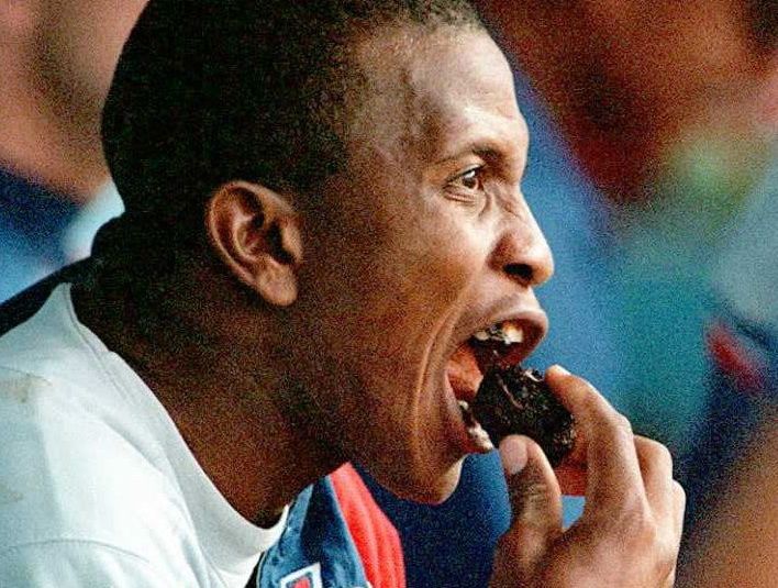 Le joueur de baseball de l'&eacute;quipe de Montr&eacute;al Carlos Perez absorbe du tabac &agrave; m&acirc;cher le 6 juin 1995 &agrave; Los Angeles (Californie).&nbsp; (AFP PHOTO)