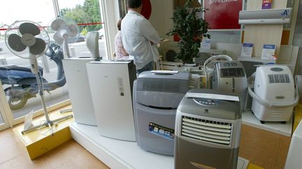 Des ventilateurs et climatiseurs chez un revendeur, à Bordeaux (Gironde). (MAXPPP)