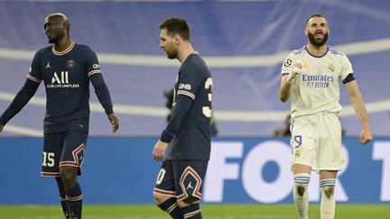 Karim Benzema (Real Madrid) célèbre son but contre le Paris Saint-Germain, en huitième de finale retour de la Ligue des champions, le 9 mars 2022. (JAVIER SORIANO / AFP)