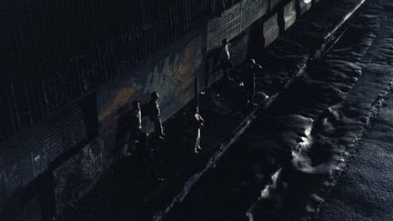 Des habitants de Sao Paulo attendent l'autobus, dans une rue plongée dans le noir complet, au soir du 10 novembre 2009 (AFP / Mauricio Lima)