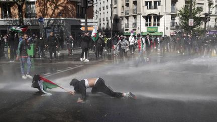 Un manifestant à terre à Paris, lors d'un rassemblement en faveur des Palestiniens interdit par les autorités, le 15 mai 2021. (GEOFFROY VAN DER HASSELT / AFP)