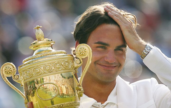 Roger Federer après avoir battu Rafael Nadal lors de la finale des championnats de tennis de Wimbledon&nbsp;à Londres, le 8 juillet 2007. (CHRIS YOUNG / AFP)