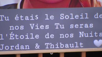 Vendredi 21 octobre, à Fouquereuil,&nbsp;dans le Pas-de-Calais, un hommage a été rendu à Lola, l'adolescente tuée dans des conditions tragiques il y a une semaine. (FRANCEINFO)