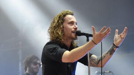 Le chanteur Julien Doré sur scène à Vienne (Isère) lors de sa tournée&nbsp;Løve, le 20 juillet 2015 (HERVE COSTE / MAXPPP)