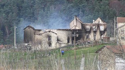 Les décombres incendiés de la maison où sont intervenus les trois gendarmes tués par un forcené à Saint-Just (Puy-de-Dôme), le 23 décembre 2020. (SYLVAIN THIZY / AFP)