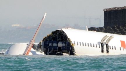 L'avion de la compagnie Lion Air qui a rat&eacute; son atterrissage, sans faire de bless&eacute;s, samedi 13 avril 2013 &agrave; Bali (Indon&eacute;sie). (SONNY TUMBELAKA / AFP)