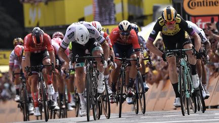 Mike Teunissen (à droite) s'impose d'un boyau au sprint devant Peter Sagan (à gauche) à l'arrivée de la 1re étape du Tour de France 2019, samedi 6 juillet 2019 à Bruxelles. (MARCO BERTORELLO / AFP)