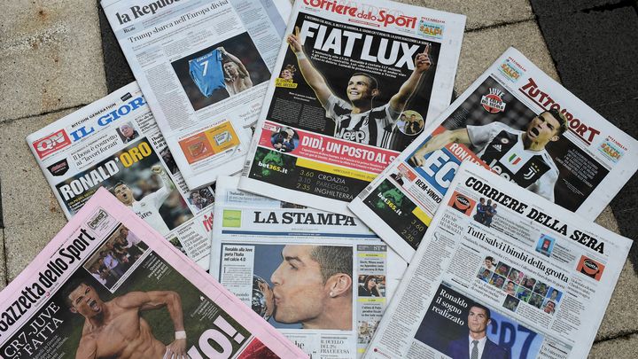 Les journaux italiens s'enthousiasment de l'arrivée de Cristiano Ronaldo, le 10 juillet 2018 (MIGUEL MEDINA / AFP)