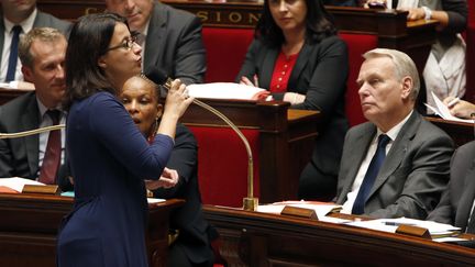 La ministre du Logement, C&eacute;cile Duflot, s'exprime au micro de l'Assembl&eacute;e devant le Premier ministre, Jean-Marc Ayrault, le 8 octobre 2013. (CHARLES PLATIAU / REUTERS)