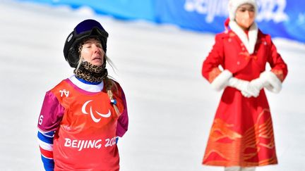 La Française Cécile Hernandez&nbsp;après sa victoire aux Jeux paralympiques de Pékin en&nbsp;snowboardcross, le 7 mars 2022. (AGENCE KMSP / KMSP / AFP)