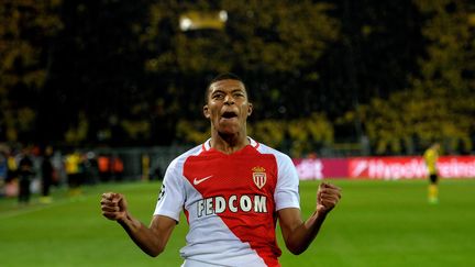 Le Français Kylian Mbappe célèbre l'un de ses deux buts, contre le Borussia Dortmund, le 12 avril 2017. (SASCHA SCHUERMANN / AFP)