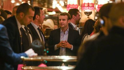 Emmanuel Macron à la brasserie La Rotonde, le soir de sa qualification au premier tour de la présidentielle, à Paris, le 23 avril 2017. (MAXPPP)