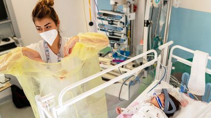 Un nourrisson hospitalisé pour bronchiolite, à Bry-sur-Marne (Val-de-Marne), le 8 décembre 2021. (ALINE MORCILLO / HANS LUCAS / AFP)