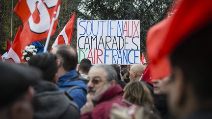 Les salariés d'Air France manifestent en soutien aux quatre personnes licenciées pour "faute lourde", le 2 décembre 2015, devant le tribunal de Bobigny (Seine-Saint-denis).&nbsp; (MAXPPP)