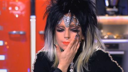 Lady Gaga a vers&eacute; quelques larmes sur le plateau de l'&eacute;mission C &agrave; Vous, diffus&eacute;e le 31 octobre 2014, en recevant un cadeau de JC de Castelbajac. (C-A-VOUS / YOUTUBE)