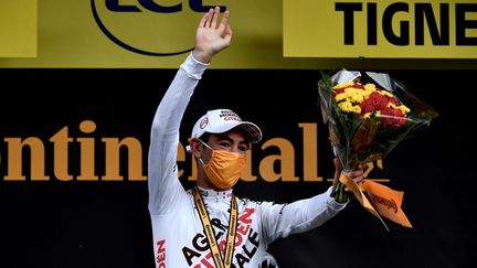 Ben O'Connor sur le podium de la 9e étape à Tignes, le 4 juillet 2021. (PHILIPPE LOPEZ / AFP)